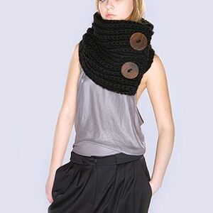 Spratters and Jayne cream chunky cable knit cowl c.2011
EUC